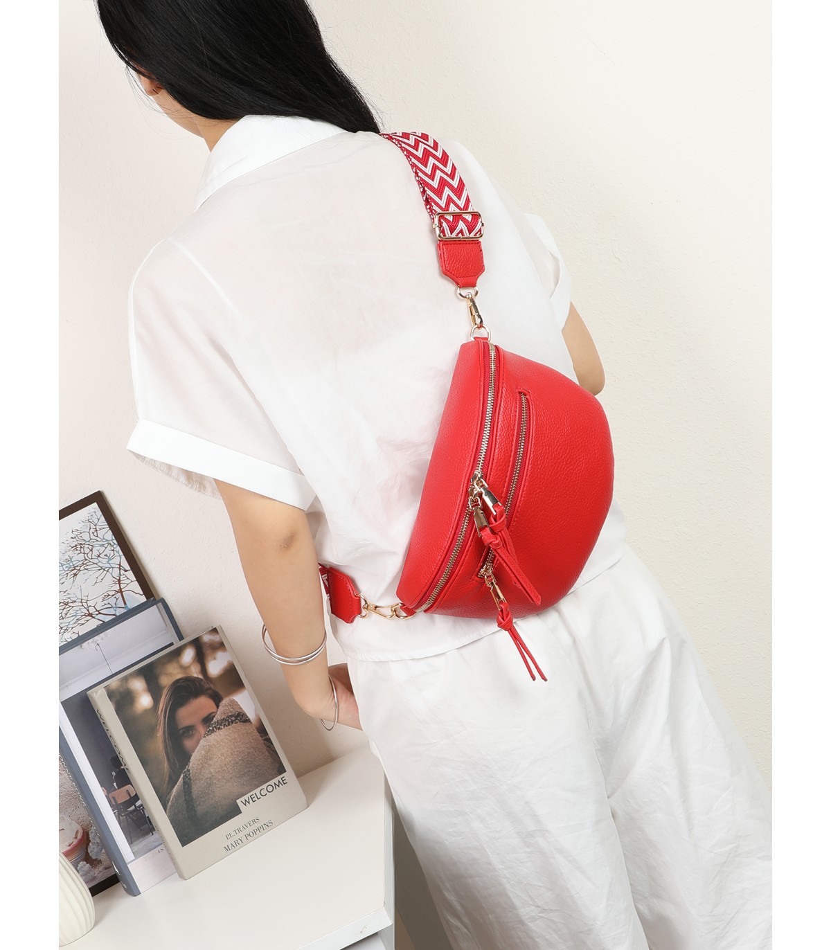 T11570 - Bolso estilo riñonera con borlas