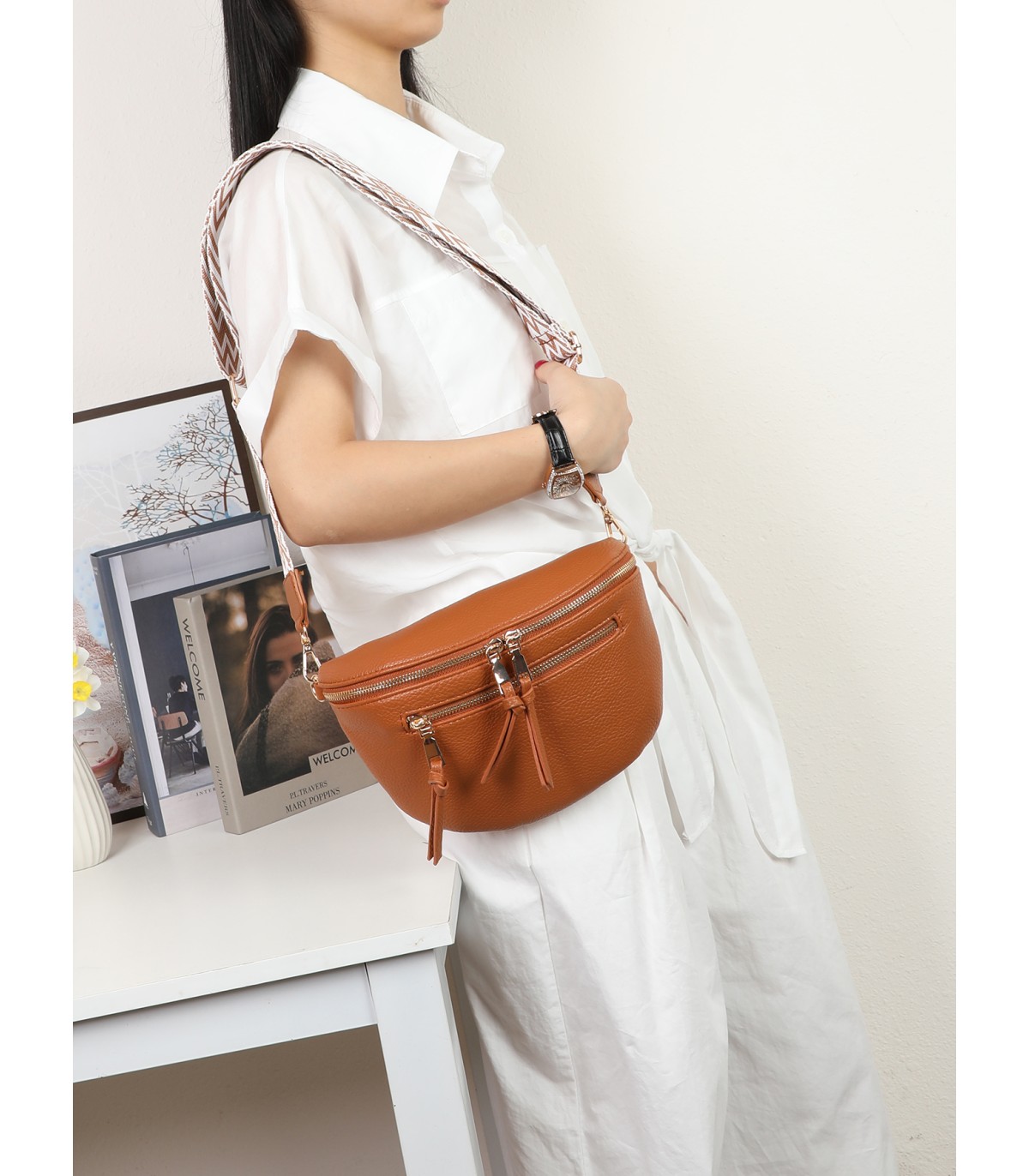 T11570 - Bolso estilo riñonera con borlas