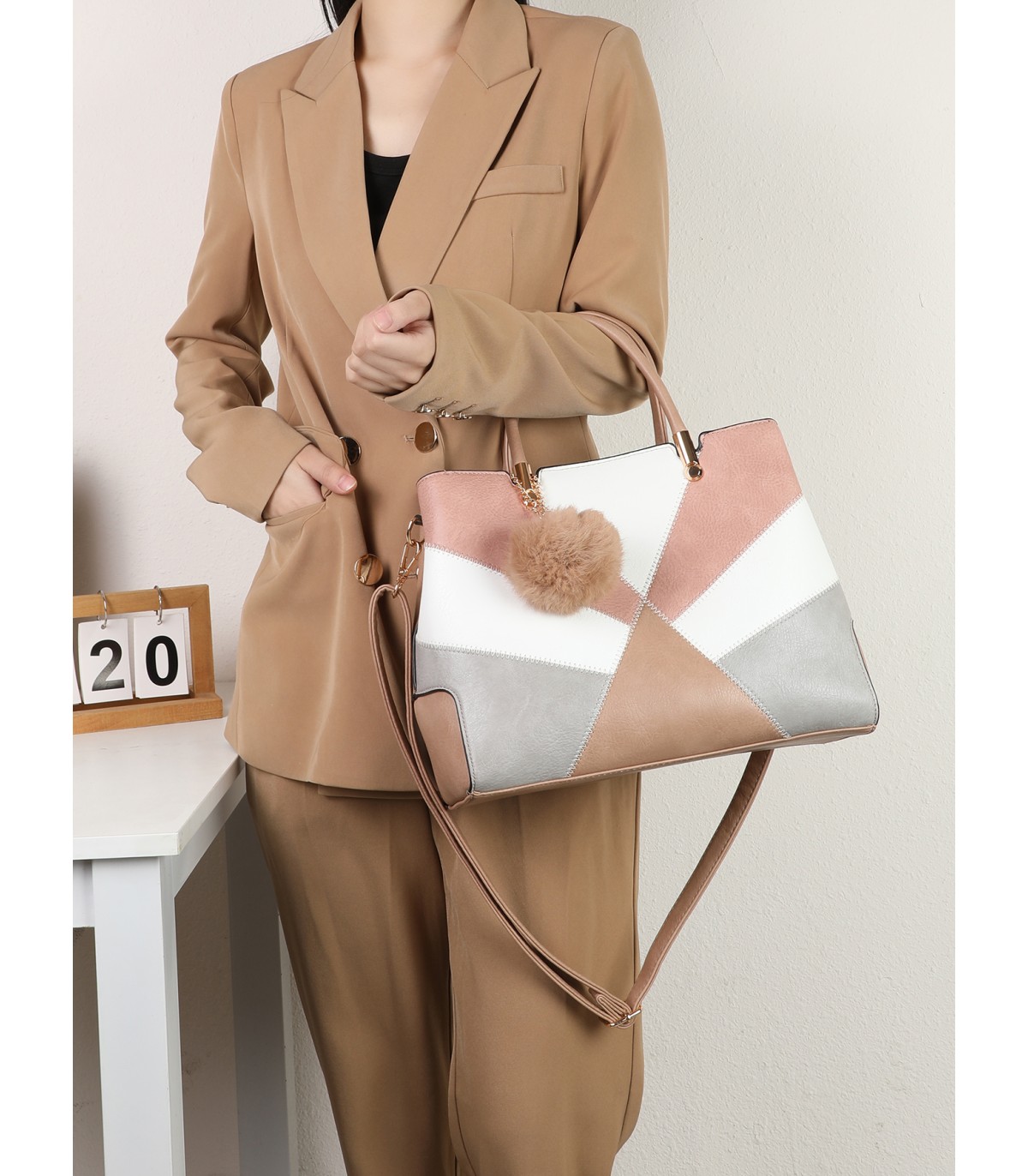 T11612 - Bolso bandolera con pompón a juego grande