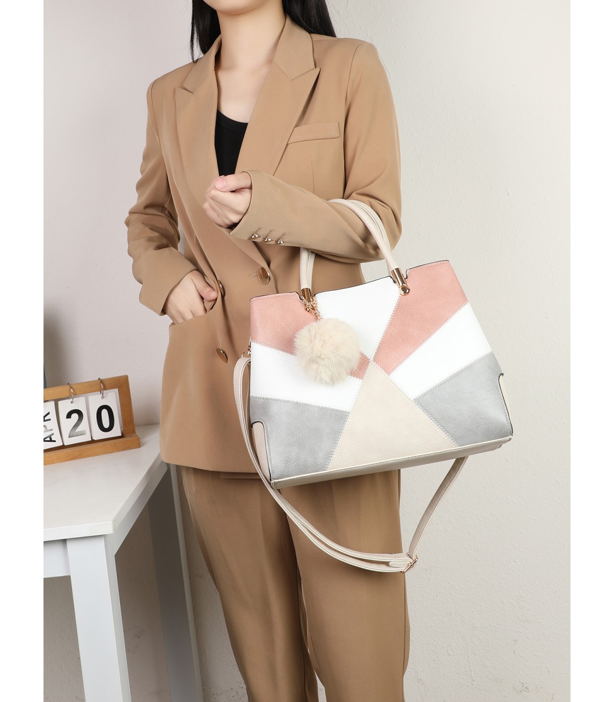T11612 - Bolso bandolera con pompón a juego grande