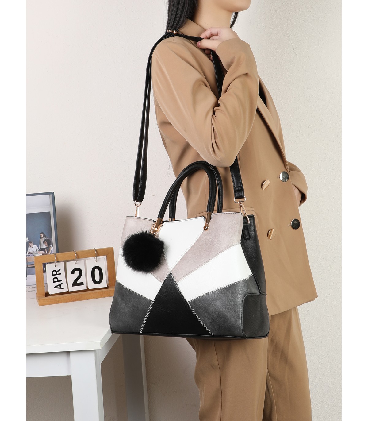 T11612 - Bolso bandolera con pompón a juego grande