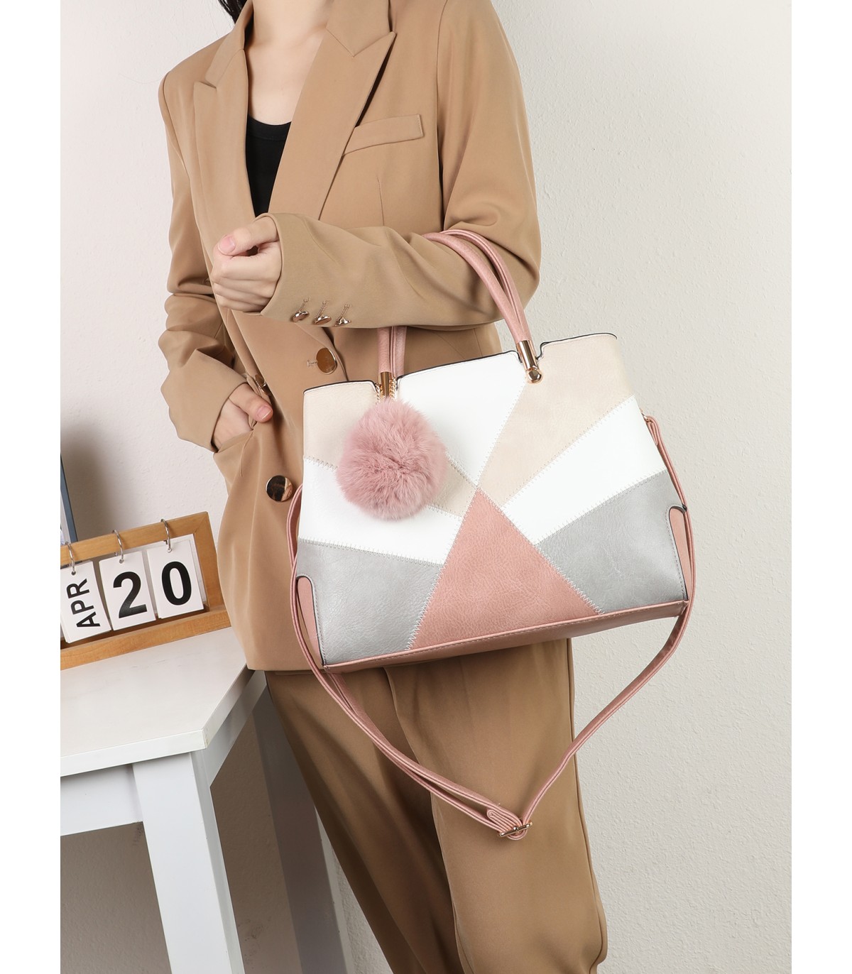 T11612 - Bolso bandolera con pompón a juego grande