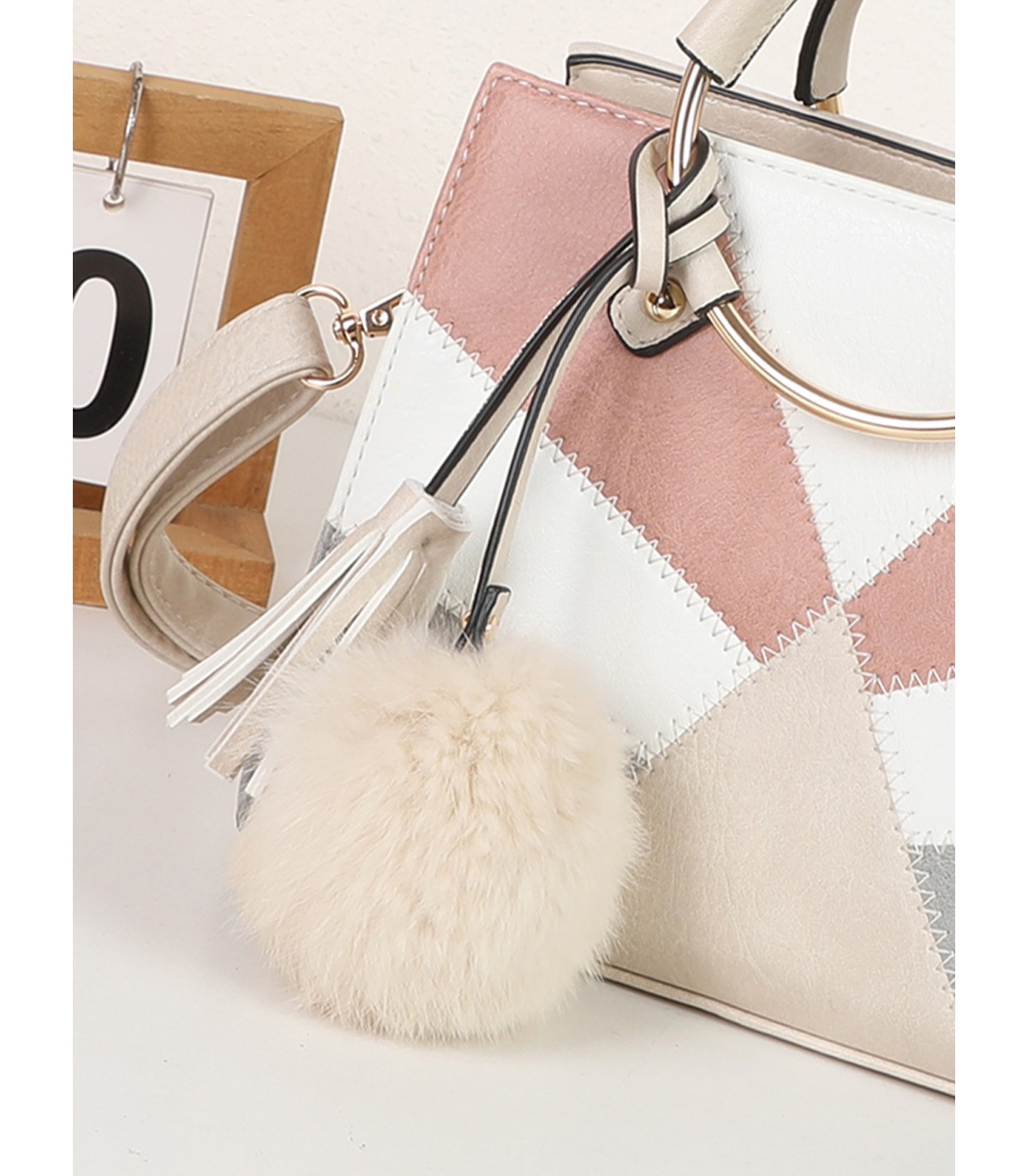 T11611 - Bolso de mano con asas redondas y borla a juego