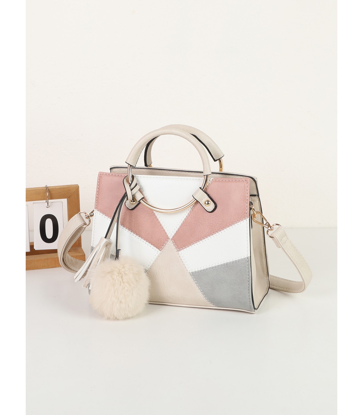 T11611 - Bolso de mano con asas redondas y borla a juego