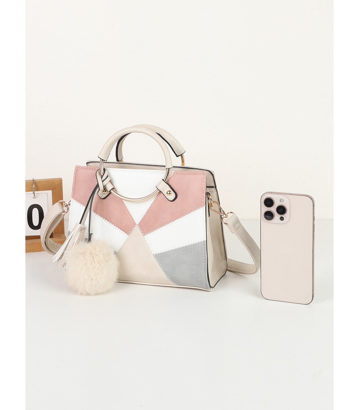 T11611 - Bolso de mano con asas redondas y borla a juego