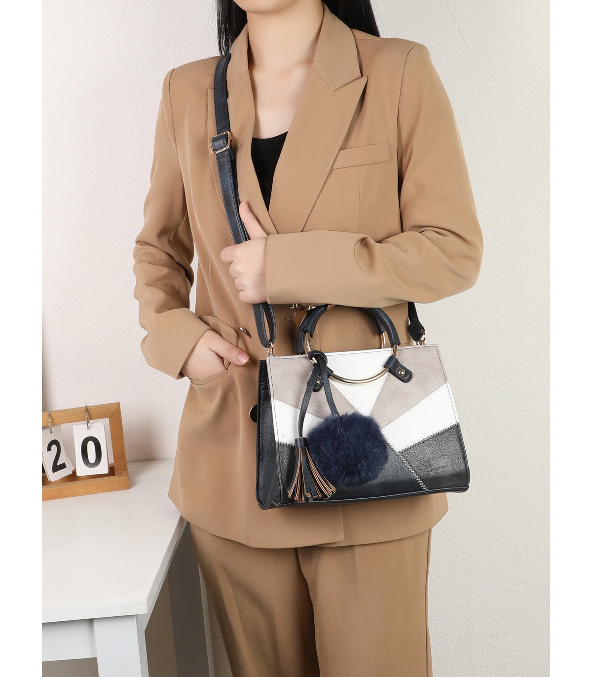 T11611 - Bolso de mano con asas redondas y borla a juego