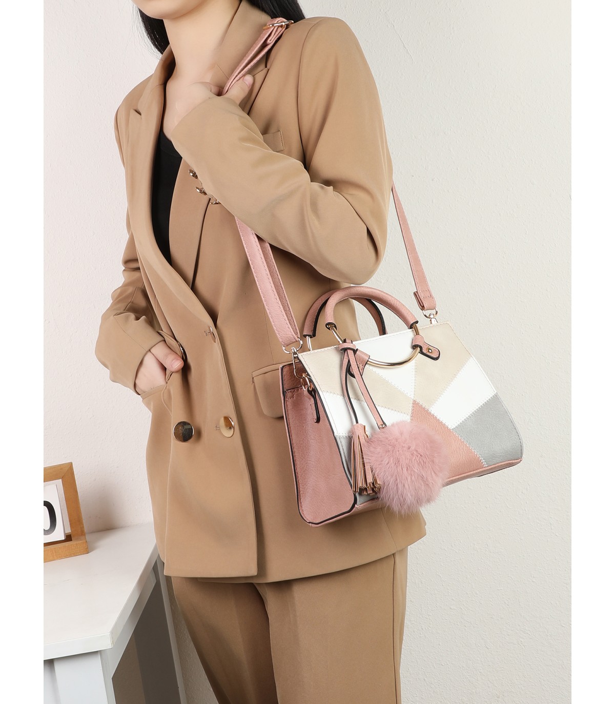 T11611 - Bolso de mano con asas redondas y borla a juego