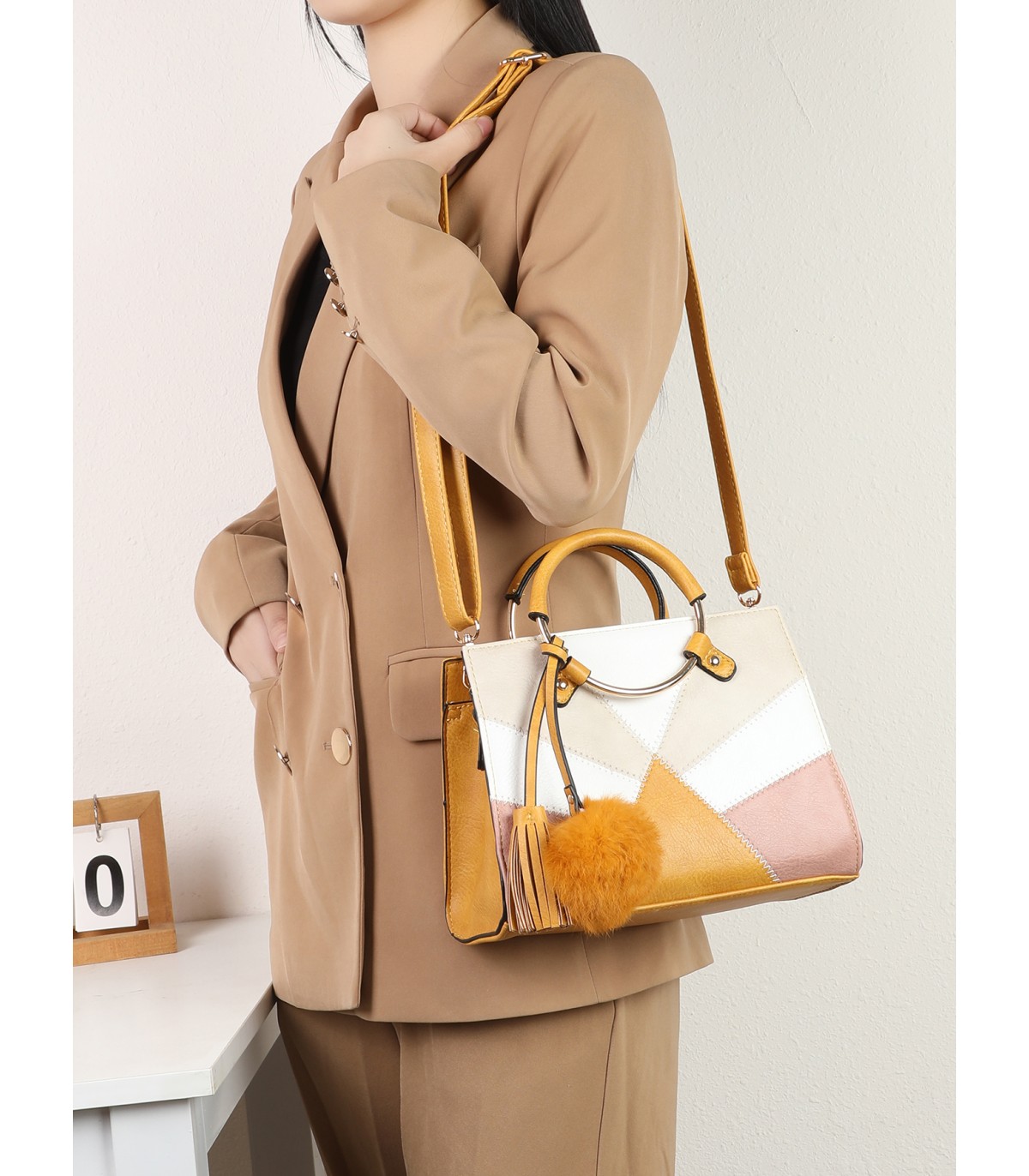 T11611 - Bolso de mano con asas redondas y borla a juego