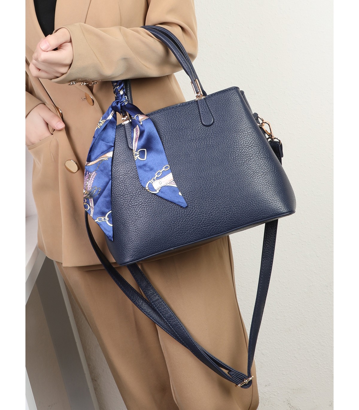 T11640 - Bolso bandolera con pañuelo y asas cortas