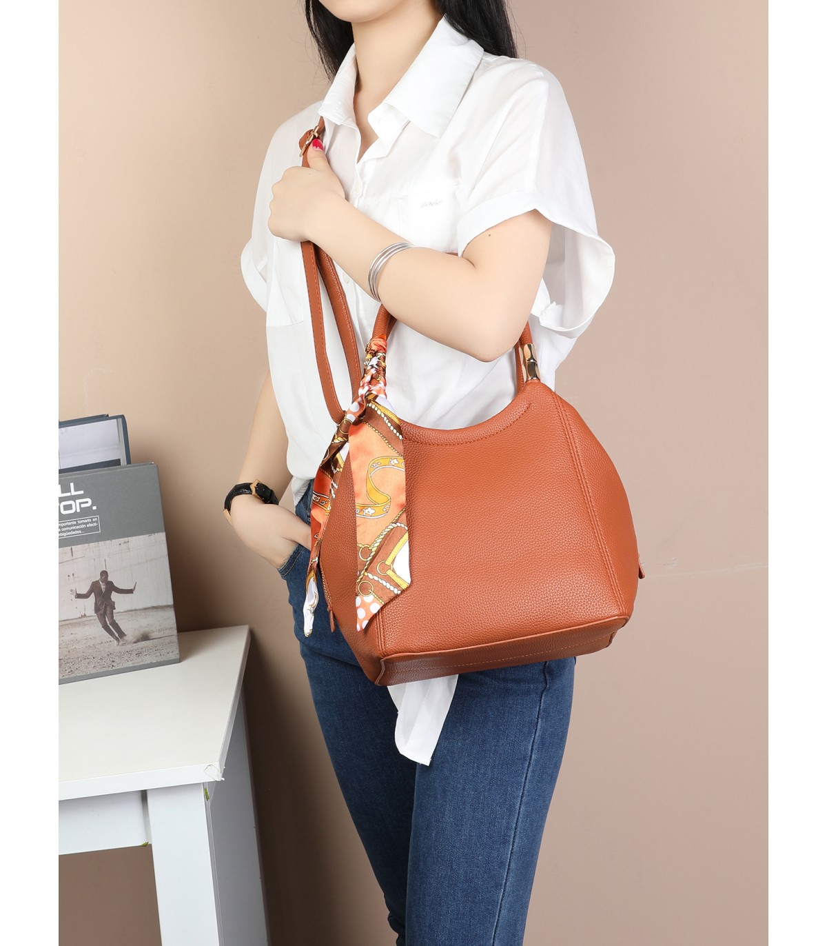 T11664 - Bolso pequeño de mano con pañuelo y bandolera