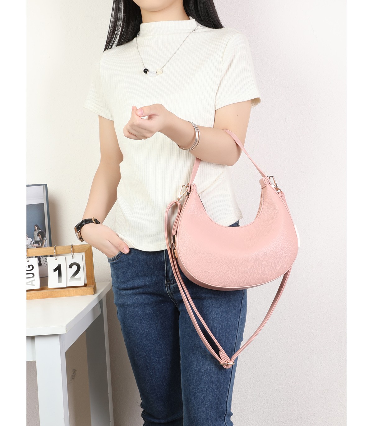 T11852 - Bolso medialuna con bandolera ajustable