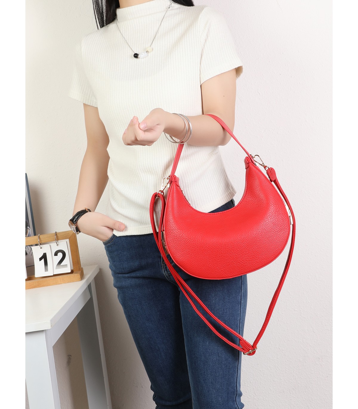 T11852 - Bolso medialuna con bandolera ajustable