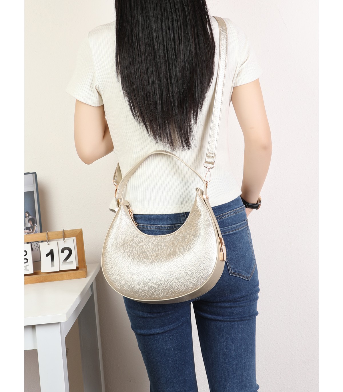 T11852 - Bolso medialuna con bandolera ajustable