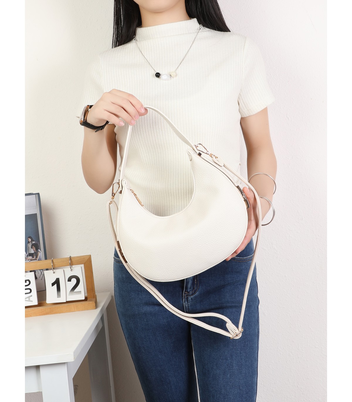 T11852 - Bolso medialuna con bandolera ajustable