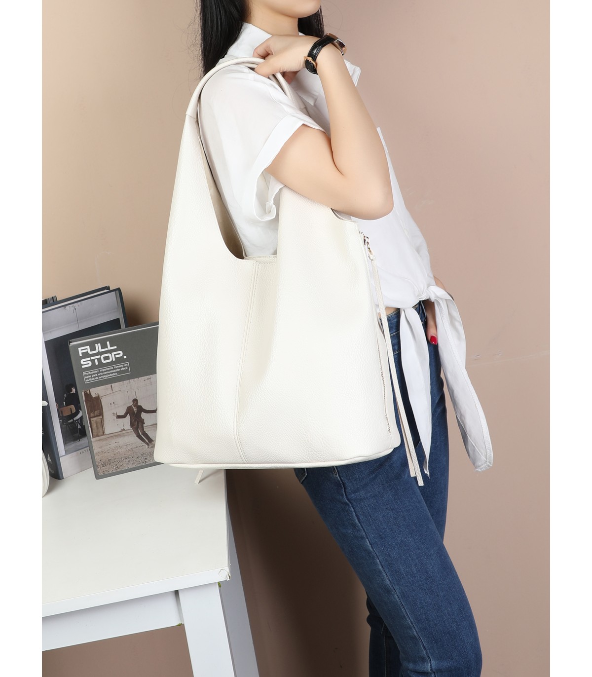 T11757 - Bolso estilo hongo con flecos a los lados amplio espacio interior