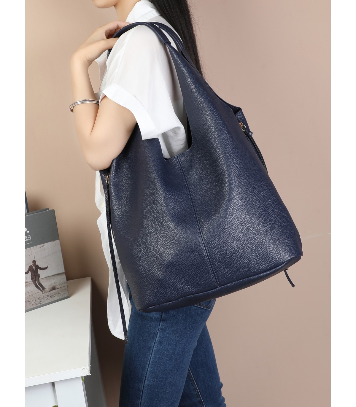 T11757 - Bolso estilo hongo con flecos a los lados amplio espacio interior