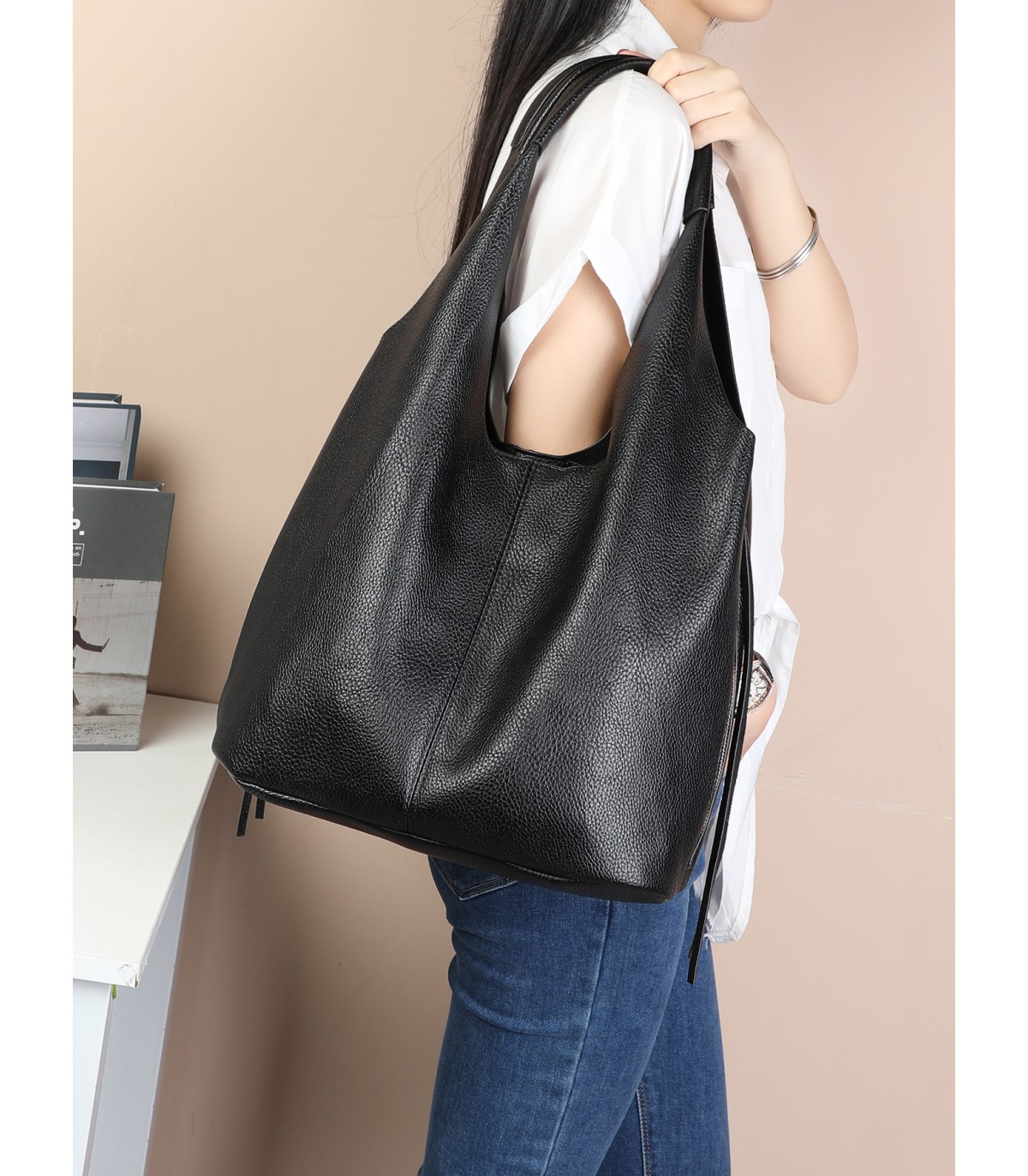 T11757 - Bolso estilo hongo con flecos a los lados amplio espacio interior