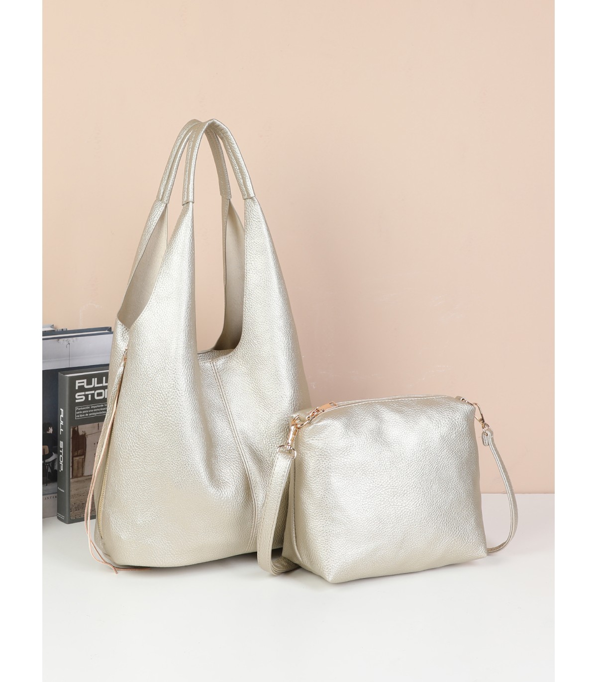 T11757 - Bolso estilo hongo con flecos a los lados amplio espacio interior