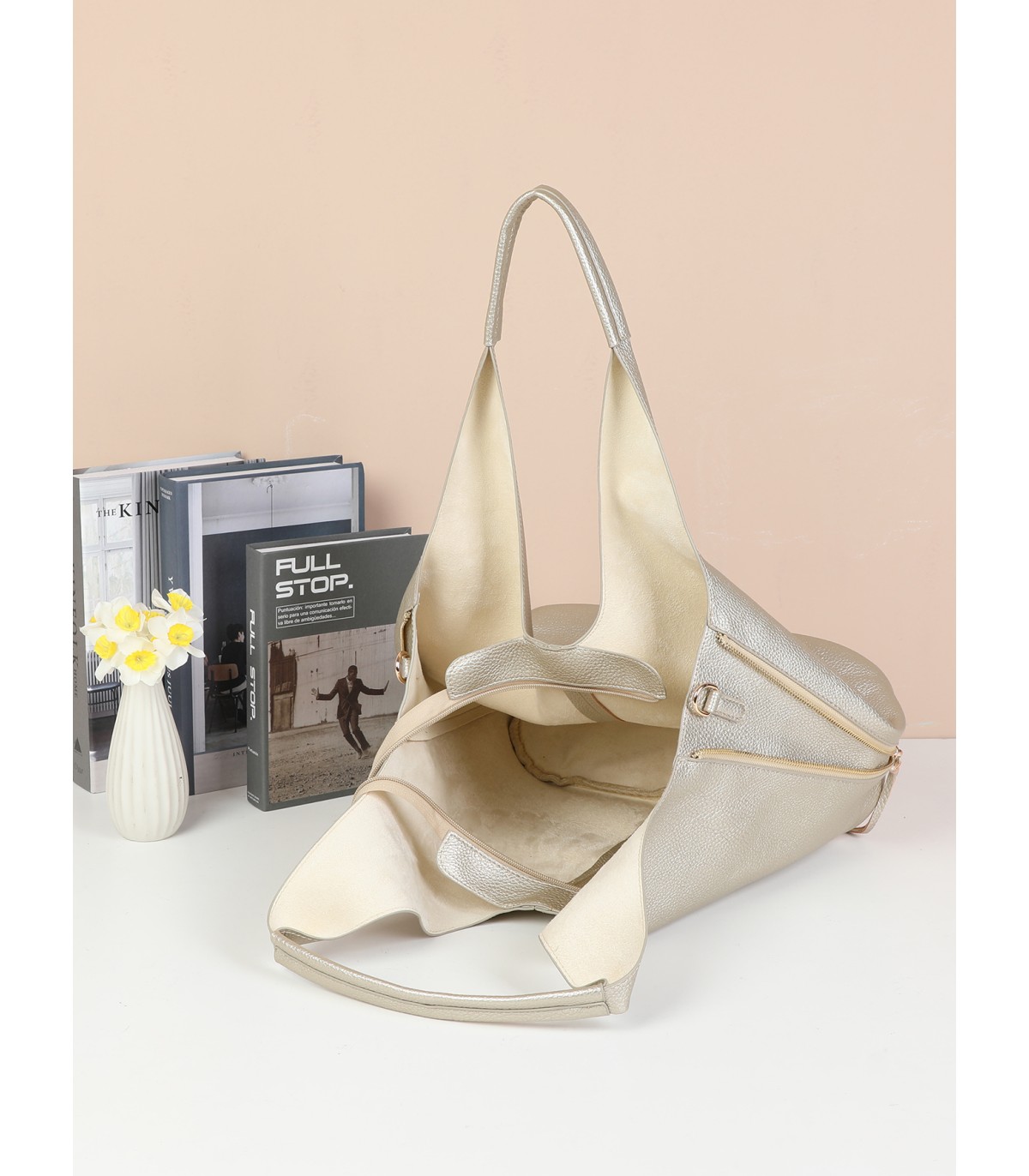 T11757 - Bolso estilo hongo con flecos a los lados amplio espacio interior
