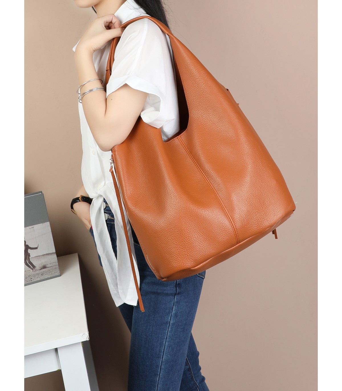 T11757 - Bolso estilo hongo con flecos a los lados amplio espacio interior