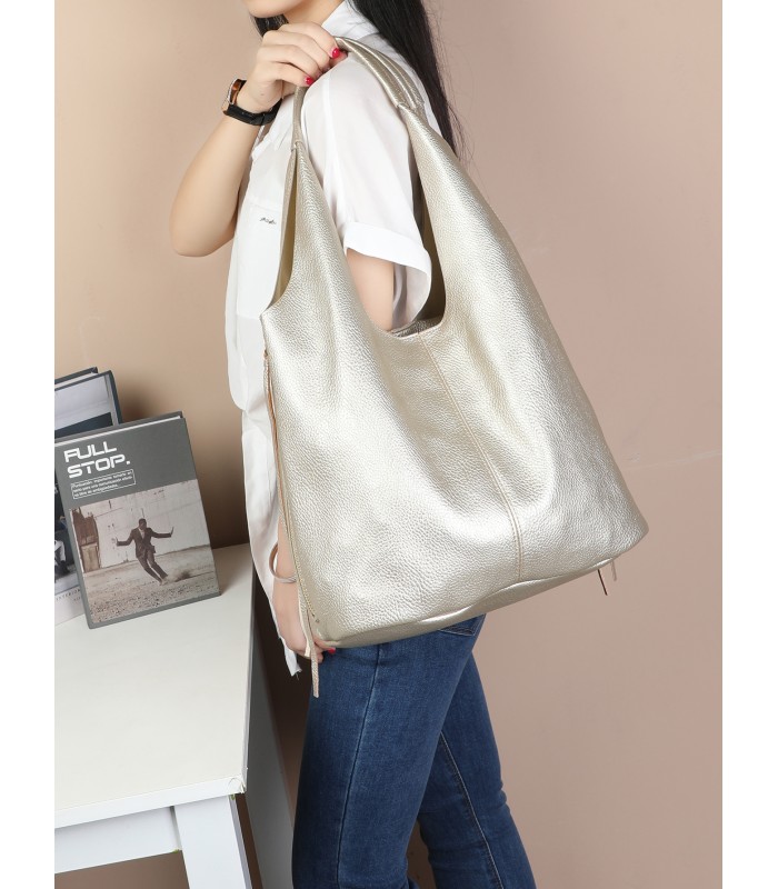 T11757 - Bolso estilo hongo con flecos a los lados amplio espacio interior
