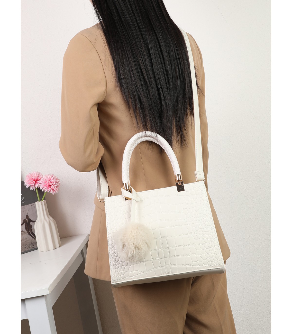 T11562 - Bolso bandolera con asas pequeñas y borla textura cuarteada