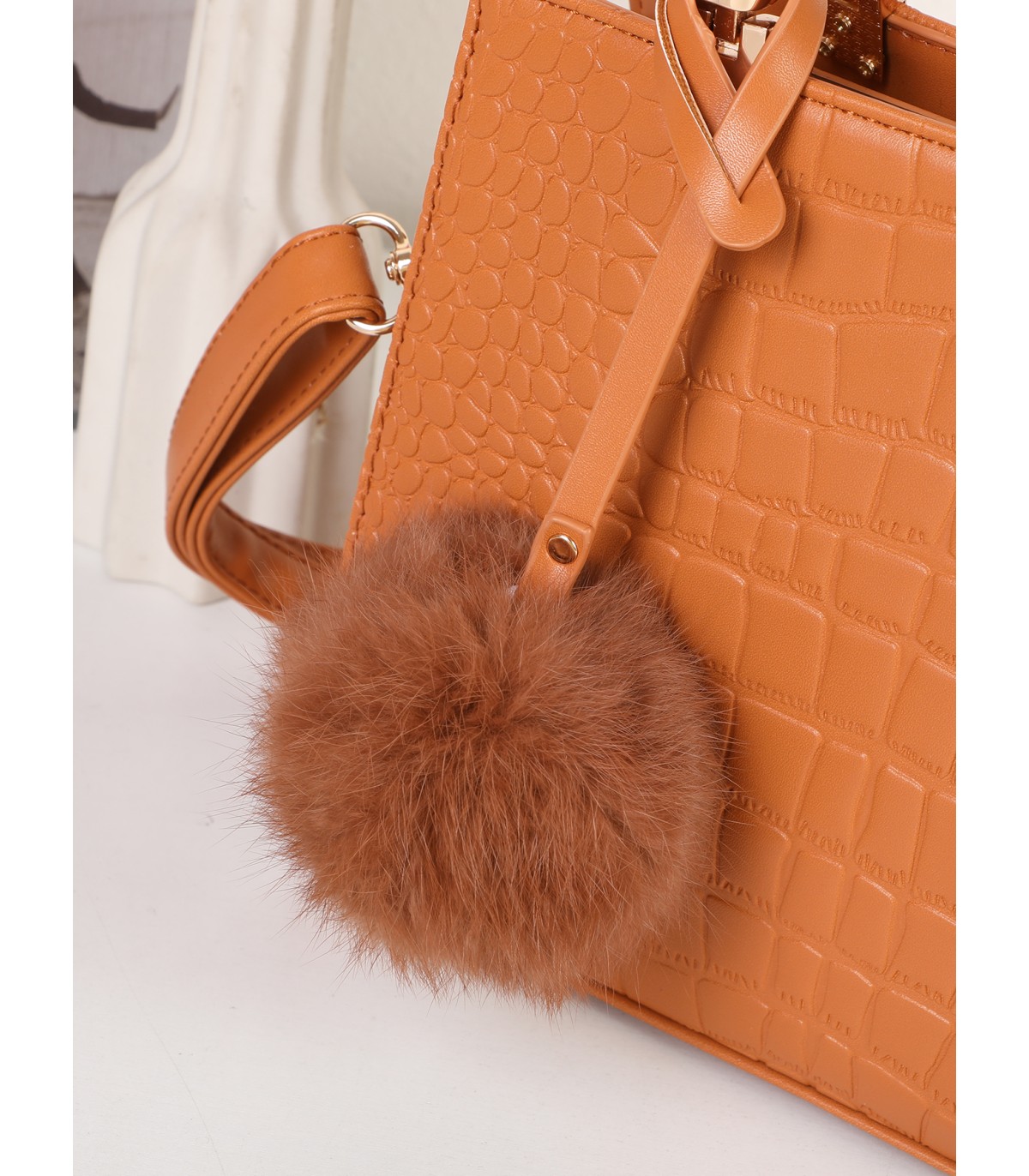 T11562 - Bolso bandolera con asas pequeñas y borla textura cuarteada