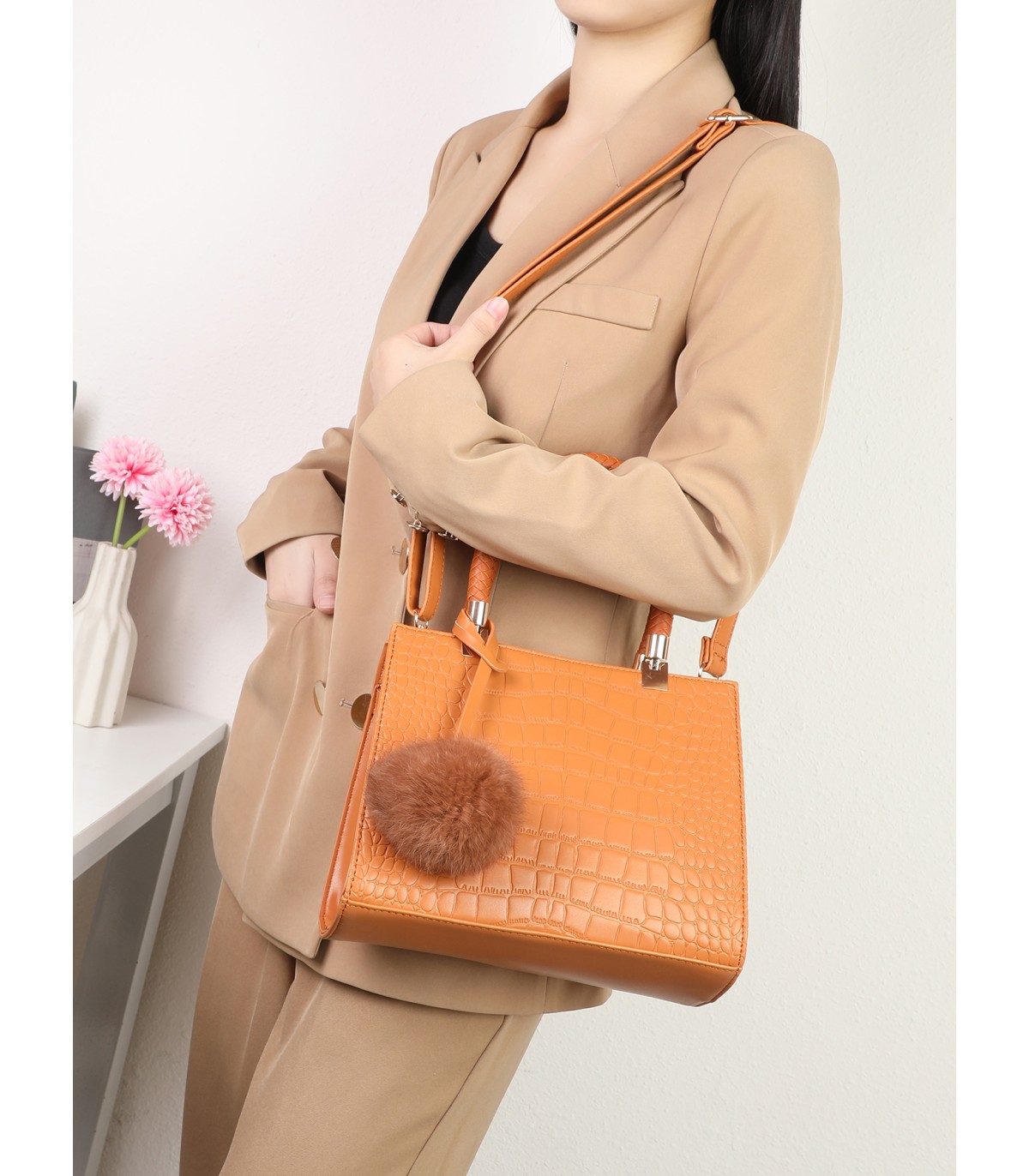 T11562 - Bolso bandolera con asas pequeñas y borla textura cuarteada