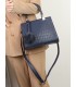 T11562 - Bolso bandolera con asas pequeñas y borla textura cuarteada