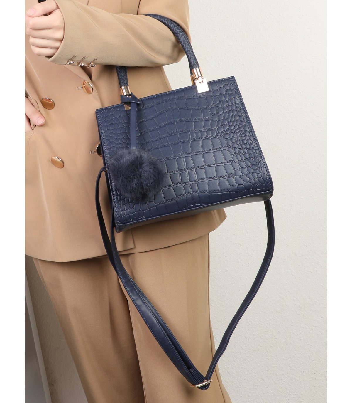 T11562 - Bolso bandolera con asas pequeñas y borla textura cuarteada