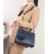 T11562 - Bolso bandolera con asas pequeñas y borla textura cuarteada