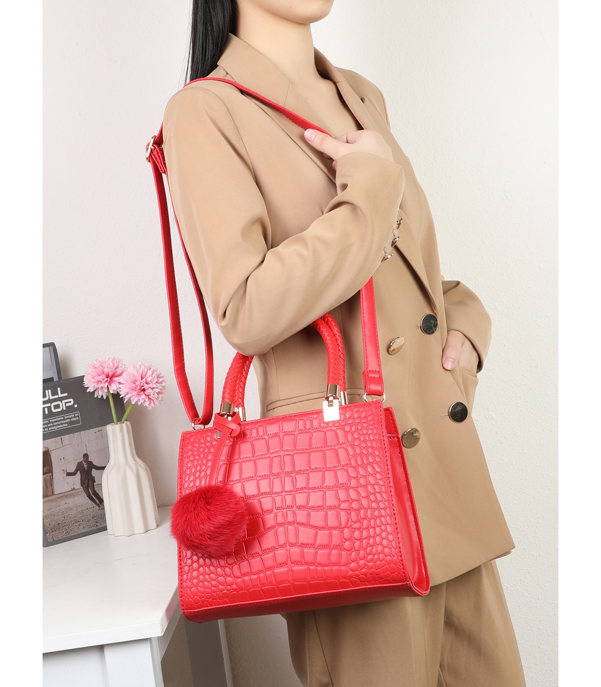 T11562 - Bolso bandolera con asas pequeñas y borla textura cuarteada