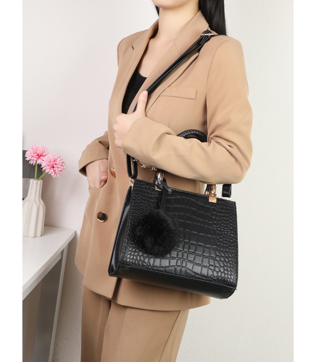 T11562 - Bolso bandolera con asas pequeñas y borla textura cuarteada