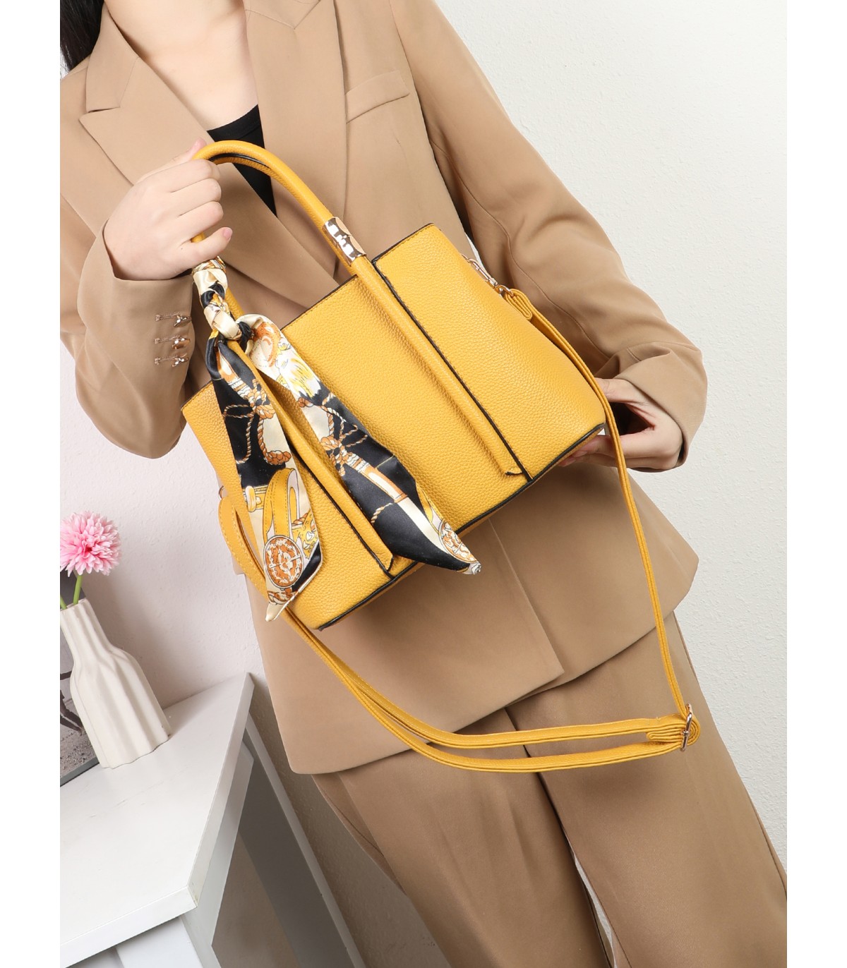 T11581 - Bolso bandolera con pañuelo y adornos dorados