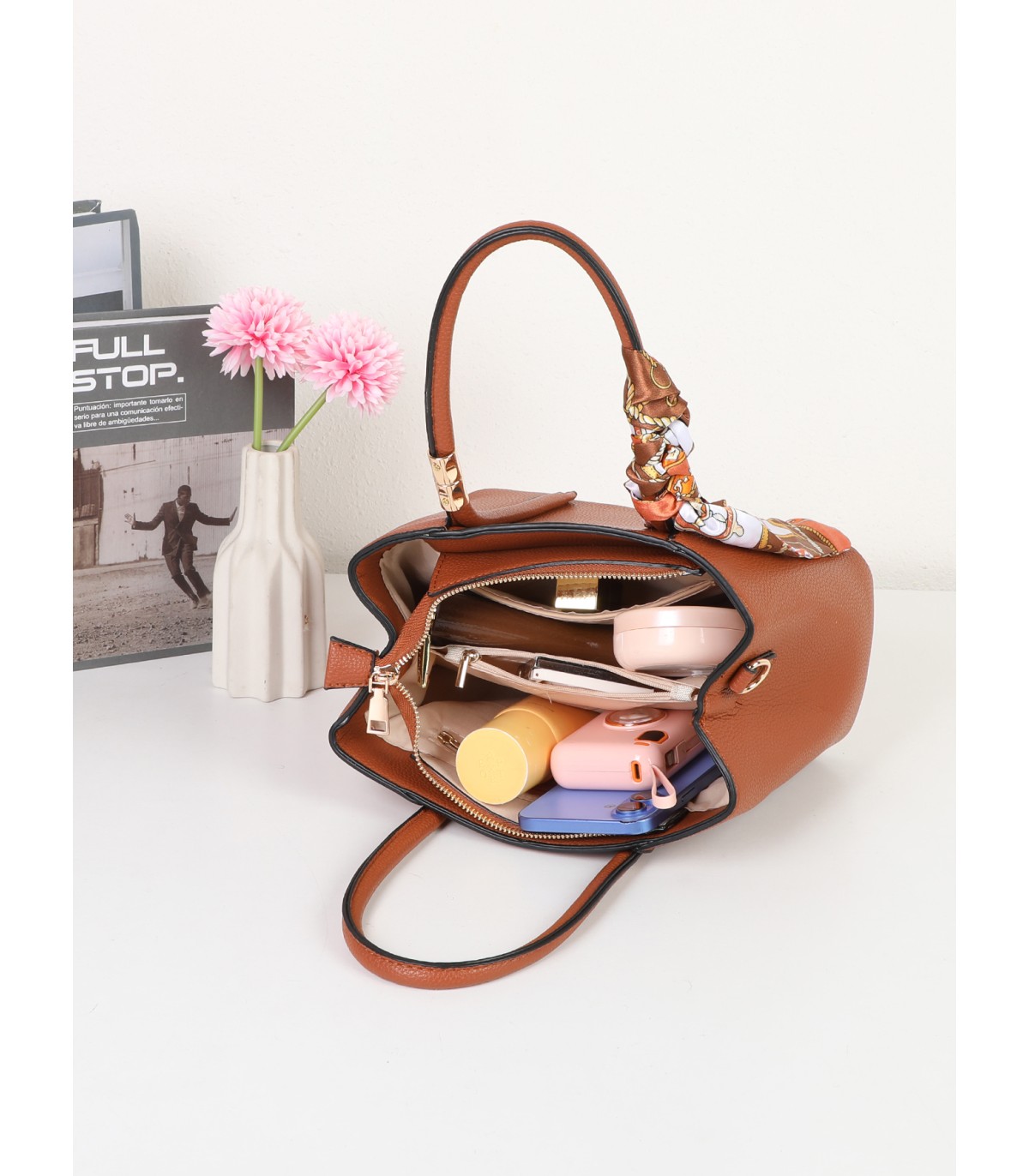T11581 - Bolso bandolera con pañuelo y adornos dorados