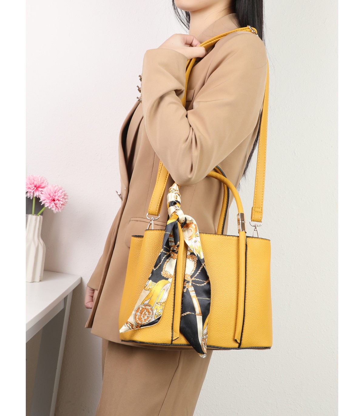 T11581 - Bolso bandolera con pañuelo y adornos dorados