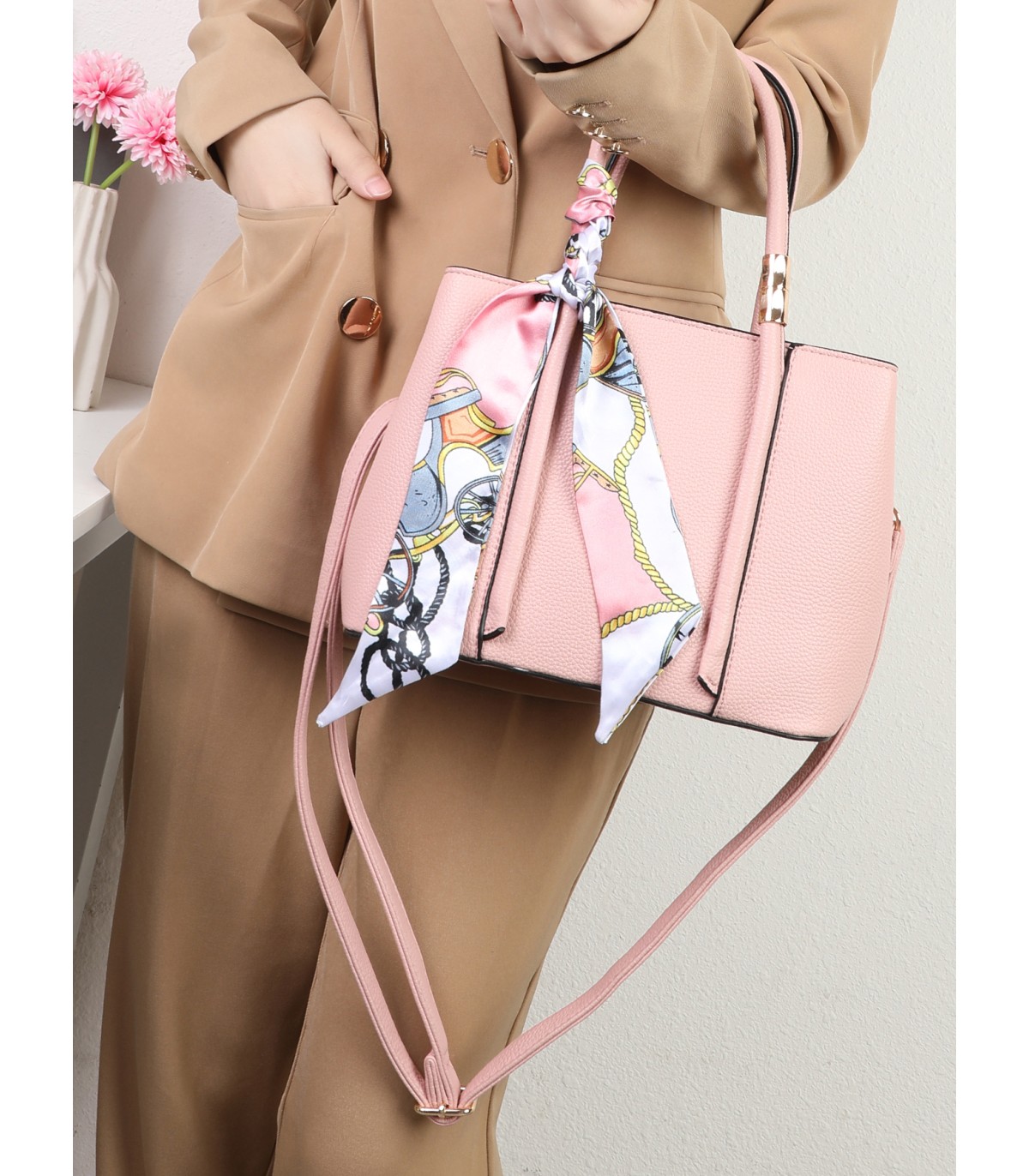 T11581 - Bolso bandolera con pañuelo y adornos dorados