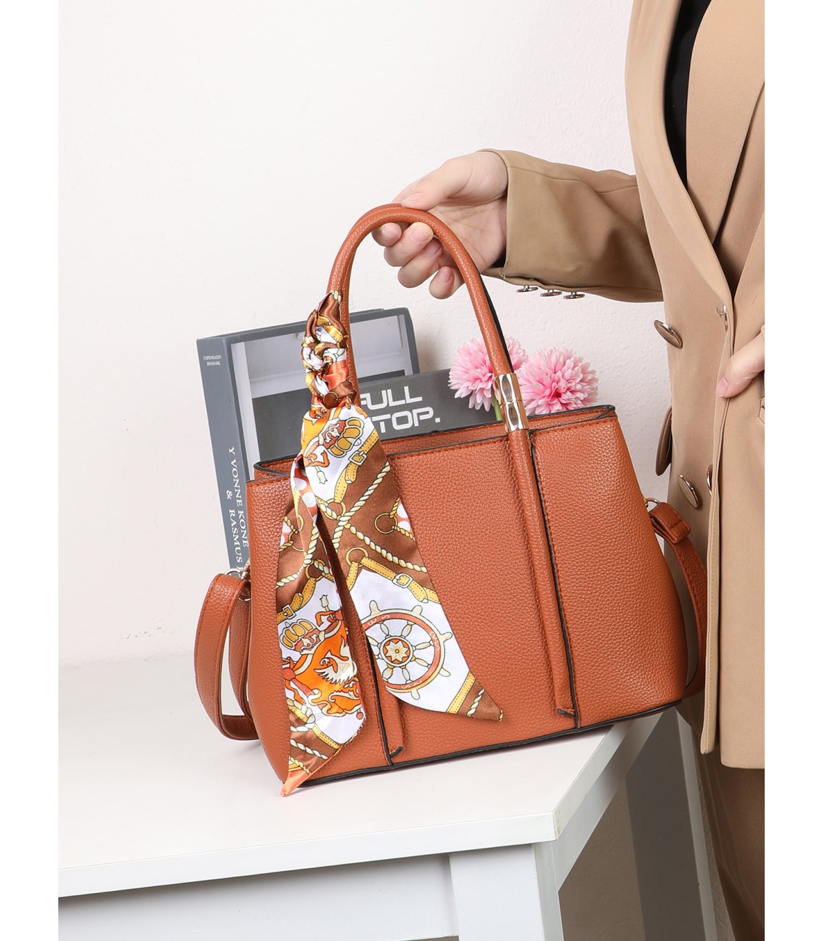 T11581 - Bolso bandolera con pañuelo y adornos dorados