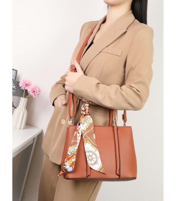 T11581 - Bolso bandolera con pañuelo y adornos dorados