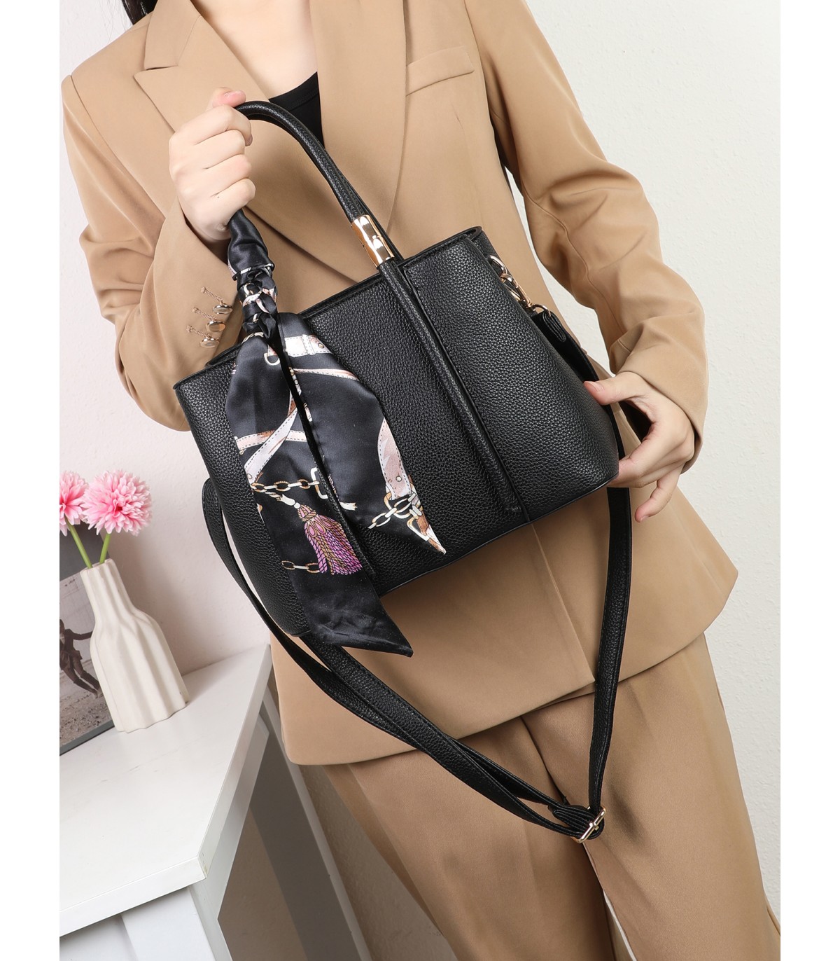 T11581 - Bolso bandolera con pañuelo y adornos dorados