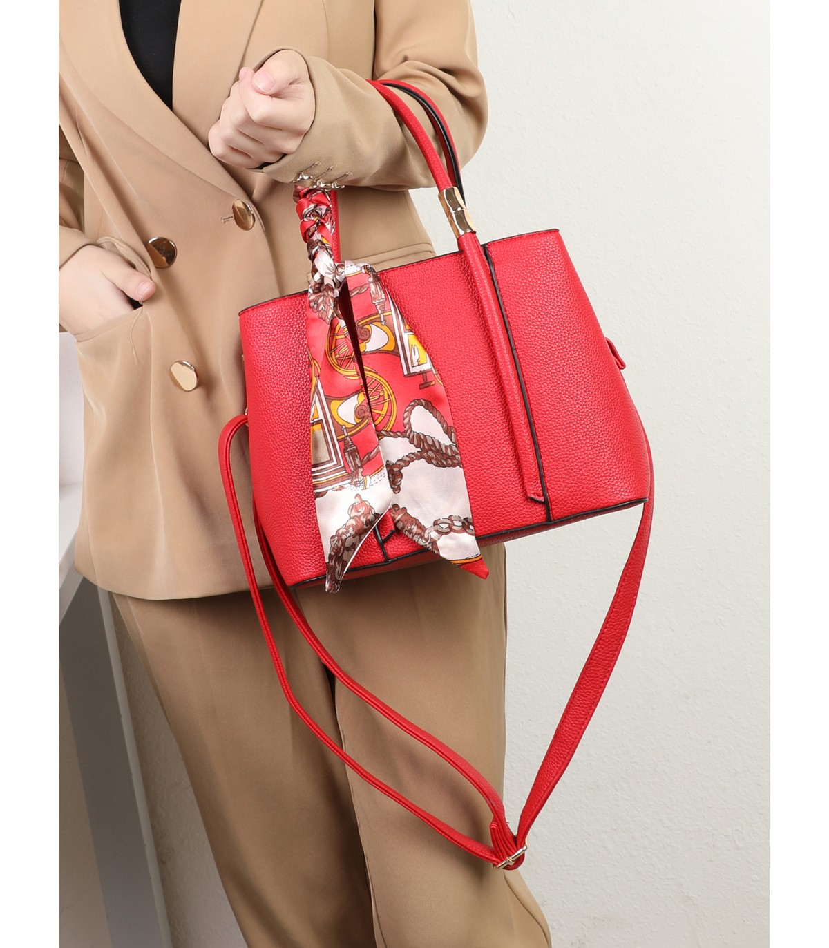 T11581 - Bolso bandolera con pañuelo y adornos dorados