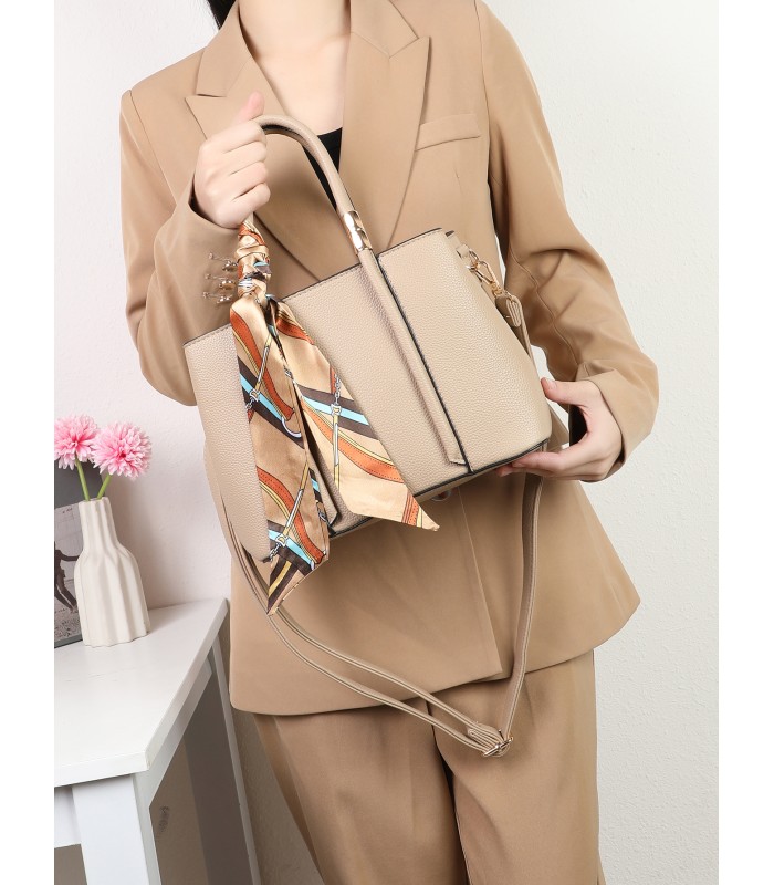 T11581 - Bolso bandolera con pañuelo y adornos dorados