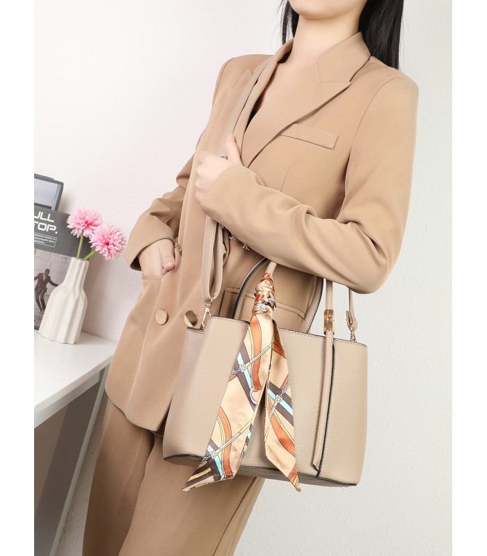 T11581 - Bolso bandolera con pañuelo y adornos dorados
