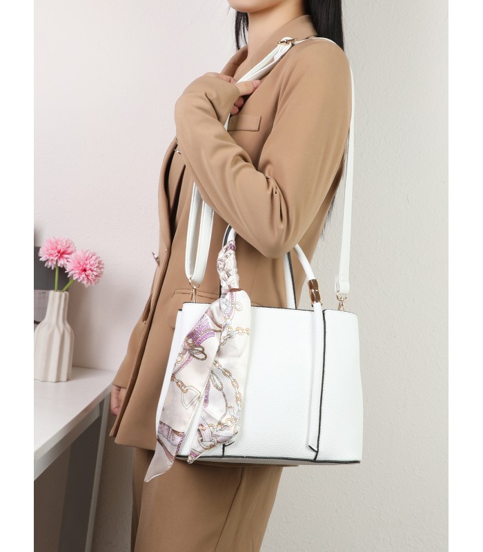 T11581 - Bolso bandolera con pañuelo y adornos dorados
