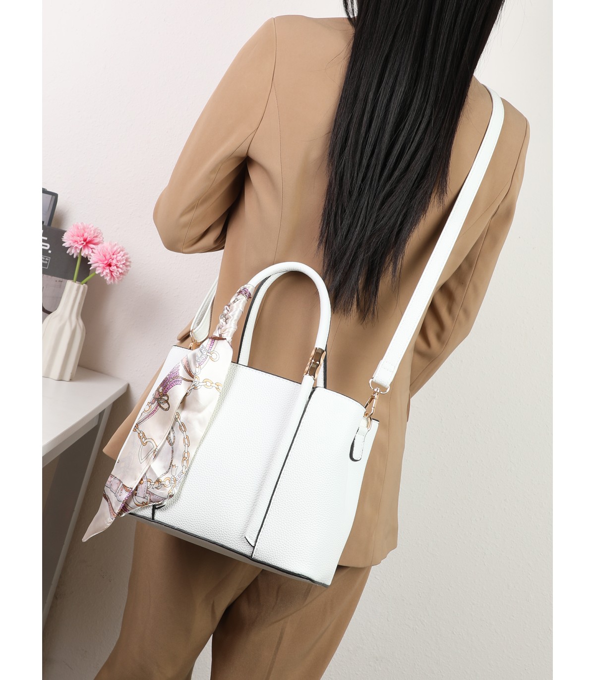 T11581 - Bolso bandolera con pañuelo y adornos dorados