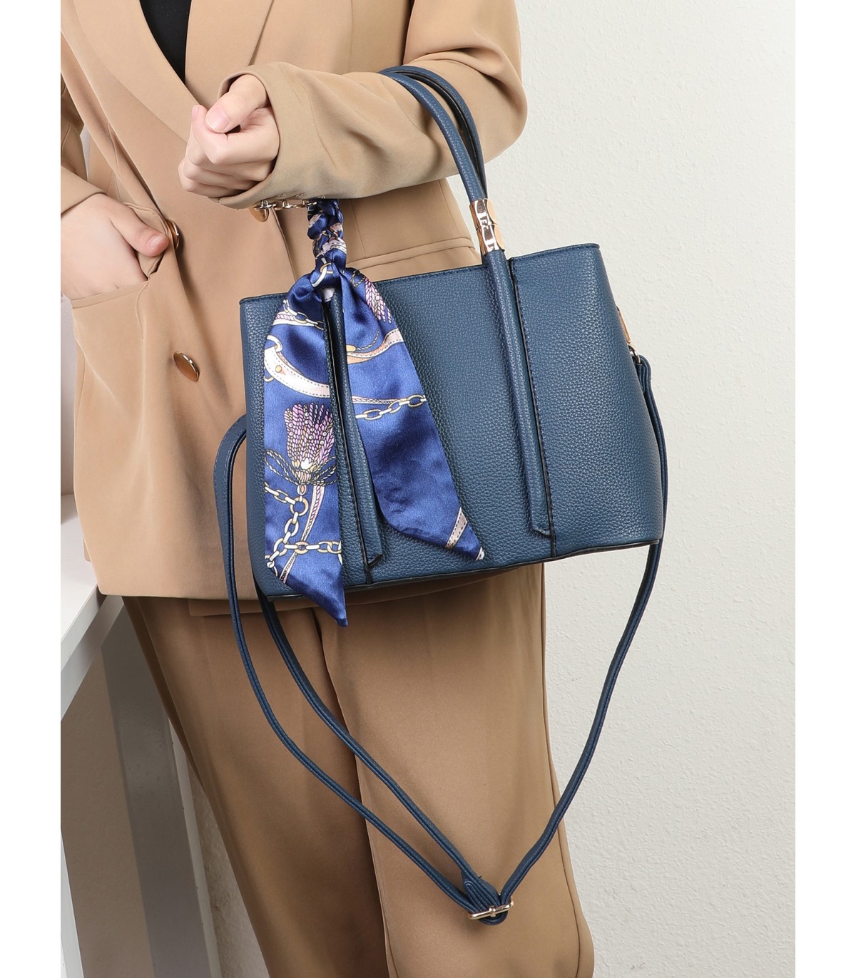 T11581 - Bolso bandolera con pañuelo y adornos dorados