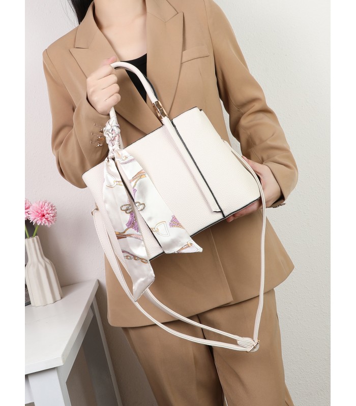 T11581 - Bolso bandolera con pañuelo y adornos dorados