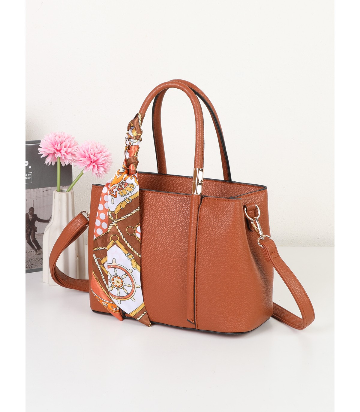 T11581 - Bolso bandolera con pañuelo y adornos dorados