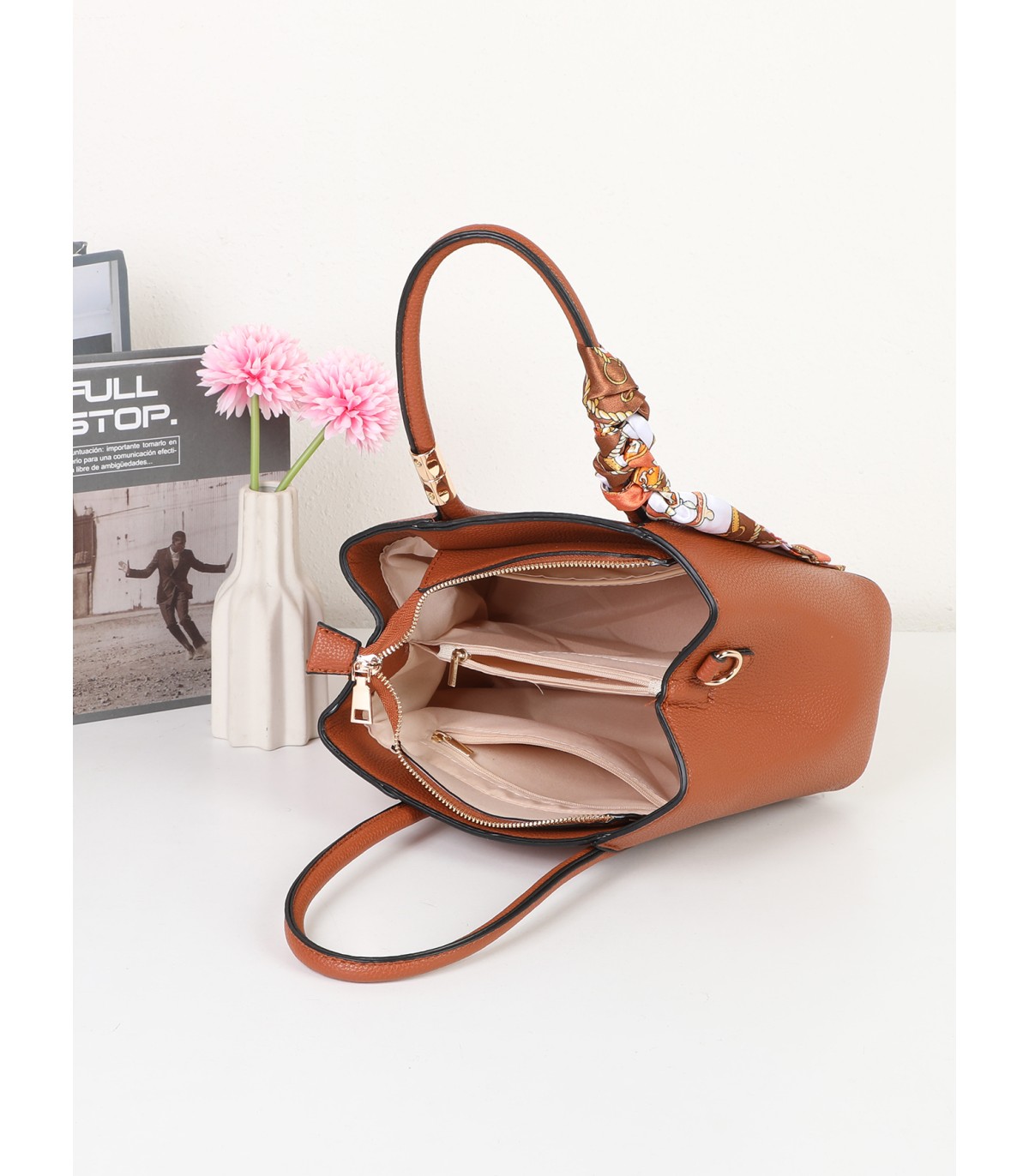T11581 - Bolso bandolera con pañuelo y adornos dorados