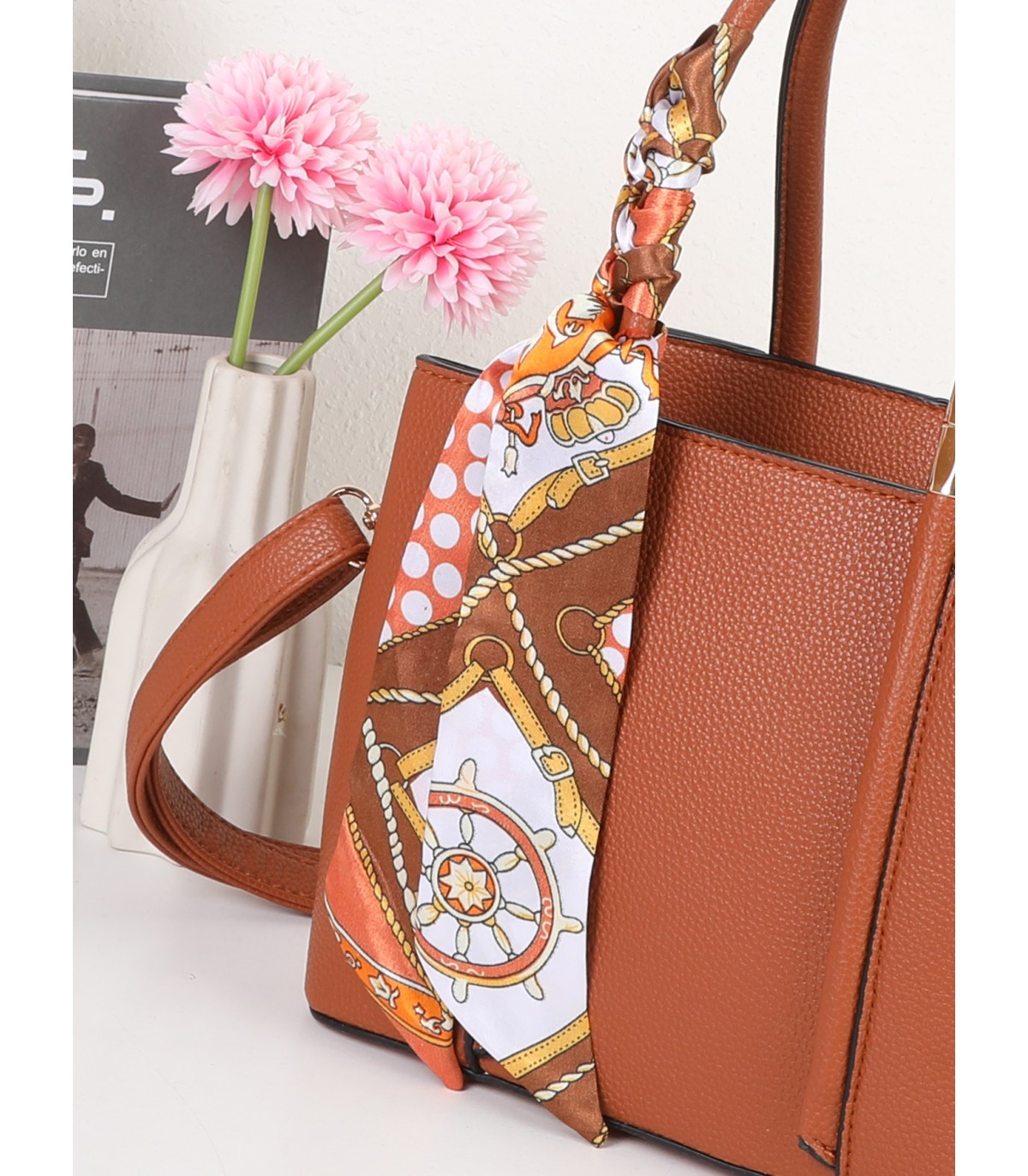 T11581 - Bolso bandolera con pañuelo y adornos dorados